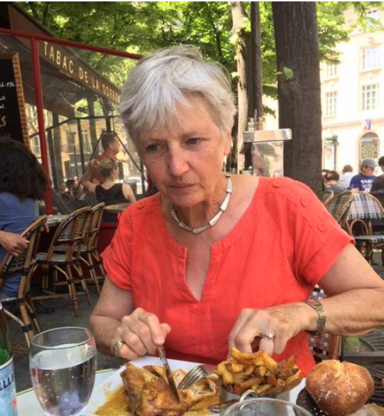 Photo d’Evelyne prise par Huong Place de la Sorbonne